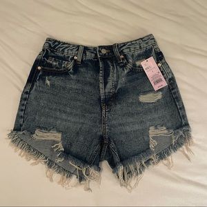 Women’s high-rise frayed hem jean shorts